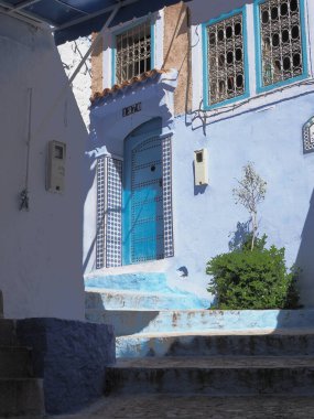 2019 'da Fas' ın Fas şehrinde Fas Caddesi 'nin kapısı nisan ayında güneşli bir bahar günü dikey.