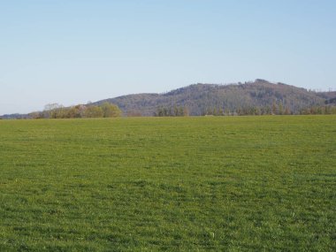 Beskid Dağları 'nın doğası Polonya' nın Avrupa Bielsko-Biala şehrinde, 2020 'nin güneşli bahar gününde açık mavi gökyüzü.