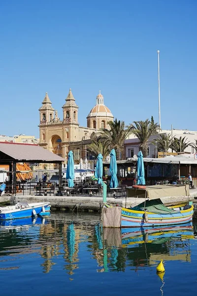 Waterfront Στην Ευρωπαϊκή Πόλη Marsaxlokk Στη Μάλτα Κάθετη — Φωτογραφία Αρχείου