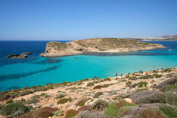 Malta 'daki Avrupa Comino Adası' nda mavi göl manzarası, 2022 'de açık mavi gökyüzü Mayıs' ta güneşli bahar günü.