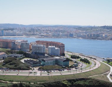 İspanya 'nın Galiçya bölgesindeki bir Coruna şehrine, 2019 yılının güneşli yaz gününde açık mavi gökyüzüne bakın..
