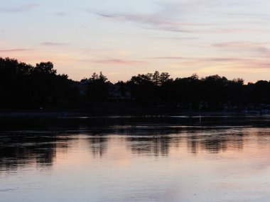 Ren Nehri 'nin Avrupa' daki manzarası STEIN AM RHEIN kasabası, SWitzERLAND, Canton Schaffhausen, 2018 'de açık hava, güneşli bir yaz günü..