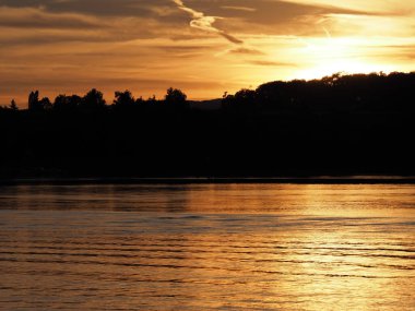 Ren Nehri 'nin üzerinde, Avrupa Buharı yakınlarındaki Ren Nehri üzerinde İsviçre' deki Schaffhausen kantonunda, 2018 'de soğuk bir yaz akşamı bulutlu bir gökyüzü.