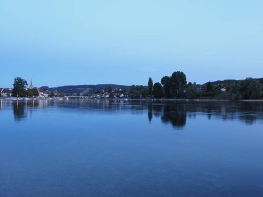Avrupa 'da Ren Nehri' nin mavi panoraması STEIN AM RHEIN kasabası SWitzERLAND, Canton Schaffhausen, açık gökyüzü 2018 'de güneşli bir yaz günü.