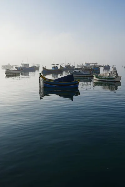 Vista Nebbiosa Delle Barche Nella Città Marsaxlokk Malta Verticale — Foto Stock