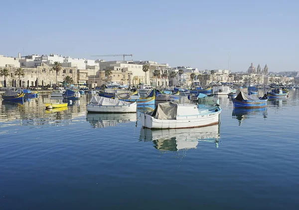 Wybrzeże Kolorowymi Łodziami Europejskiej Wiosce Marsaxlokk Malcie Czyste Błękitne Niebo — Zdjęcie stockowe