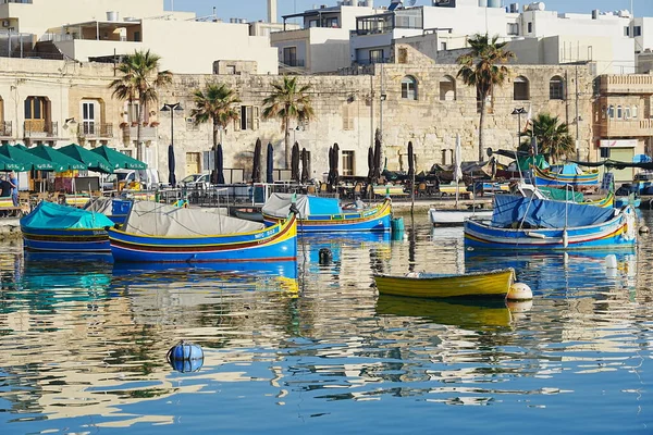 Malta Daki Marsaxlokk Köyünde Balıkçı Tekneleriyle Rıhtımda — Stok fotoğraf