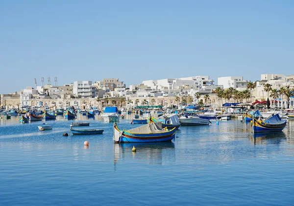 Σκάφη Στο Ευρωπαϊκό Χωριό Marsaxlokk Στη Μάλτα Καθαρό Γαλάζιο Ουρανό — Φωτογραφία Αρχείου