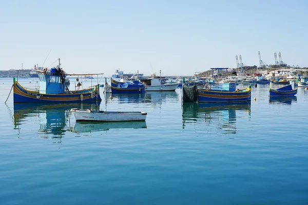Tradycyjne Łodzie Europejskiej Wiosce Marsaxlokk Malcie Czyste Błękitne Niebo 2022 — Zdjęcie stockowe