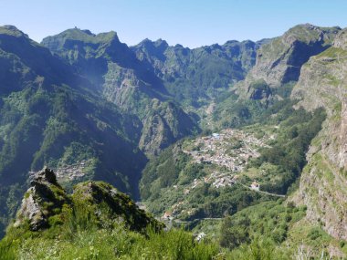 Portekiz 'in Madeira kentindeki Curral das Freiras köyünün manzarası 