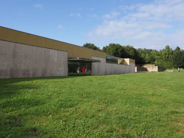 İspanya 'nın Cantabria kentindeki Avrupa SANTILLANA DEL MAR kasabası yakınlarındaki Altamira mağarasının ana binası, 2019 yılında güneşli bir yaz gününde açık mavi gökyüzü.