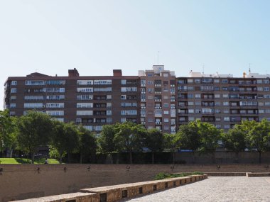 İspanya 'nın Aragon ilçesindeki Avrupa Saragossa şehrindeki saray yakınlarındaki apartman blokları, 2019 yılının güneşli yaz gününde açık mavi gökyüzü.