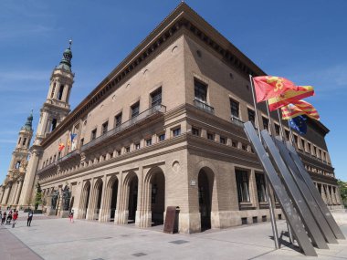 Belediye binası ve katedral. Avrupa 'nın Saragossa şehri Aragon' daki Pillar Leydimiz. 2019 'da güneşli bir yaz gününde açık mavi gökyüzü..