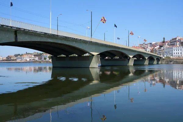 Avrupa Nın Coimbra Şehrindeki Mondego Nehri Ndeki Santa Clara Köprüsüne — Stok fotoğraf