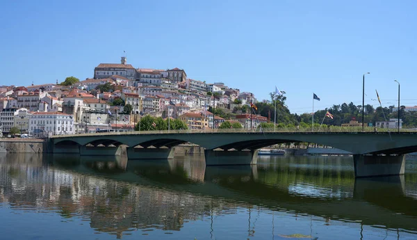 PORTUGAL 'daki CoIMBRA Avrupa şehrindeki Mondego nehrindeki Santa Clara köprüsünün panoraması, 2022' de açık mavi gökyüzü Mayıs ayının güneşli bahar günü.
