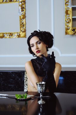 lüks iç restoranda yemek zarif retro kadın