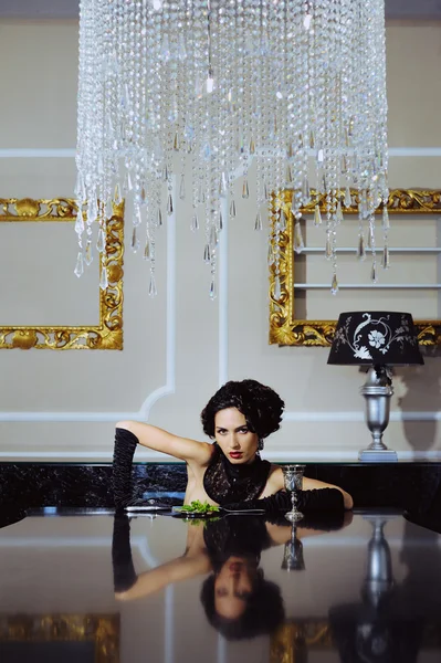 Elegante mujer retro cenando en un lujoso interior en el restaurante — Foto de Stock