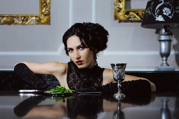 Elégante femme rétro dînant dans un intérieur luxueux au restaurant — Photo