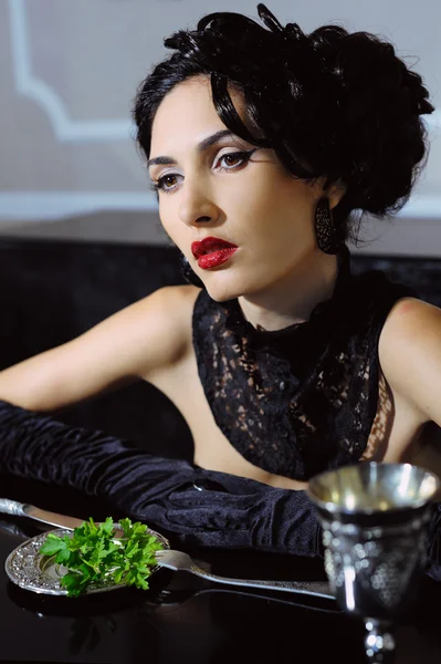 Elegante retro mulher jantando em um interior luxuoso no restaurante — Fotografia de Stock