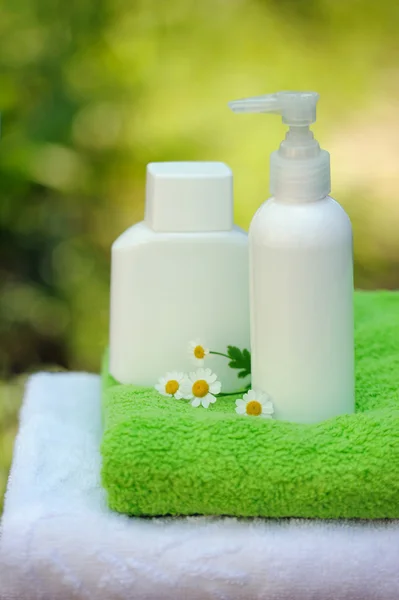 Spa setting, treatment with camomile flowers — Stock Photo, Image