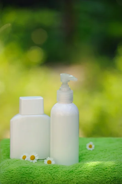 Ambiente de spa, tratamento com flores de camomila — Fotografia de Stock