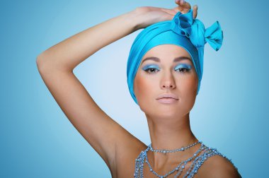 genç kadın sağlığı cilt yüz ile kafasına eşarp mavi