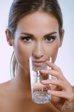 sağlıklı spor soğuk maden suyu bardaktan içiyor.