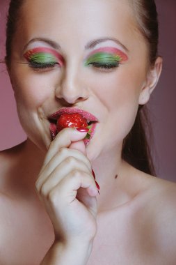 genç gülümseyen kız çilek yeme kapatmak