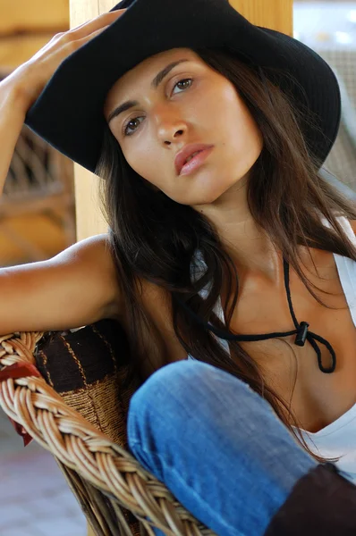 黒い帽子の美しい長い髪の国スタイル女性 — ストック写真