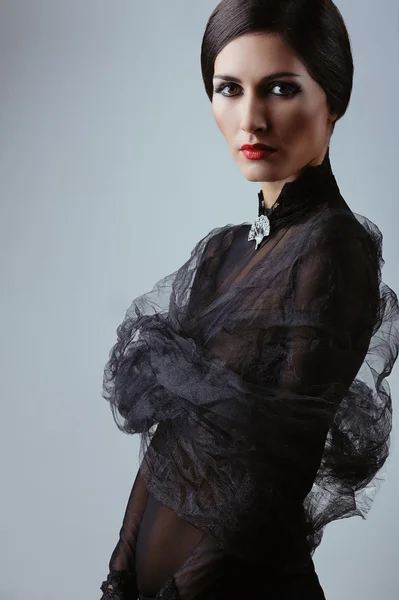 肖像浪漫美丽女人穿着复古风格的黑色连衣裙 — 图库照片