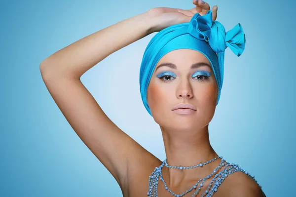 Fiatal nő egészségügyi bőr arc fején kék sál — Stock Fotó