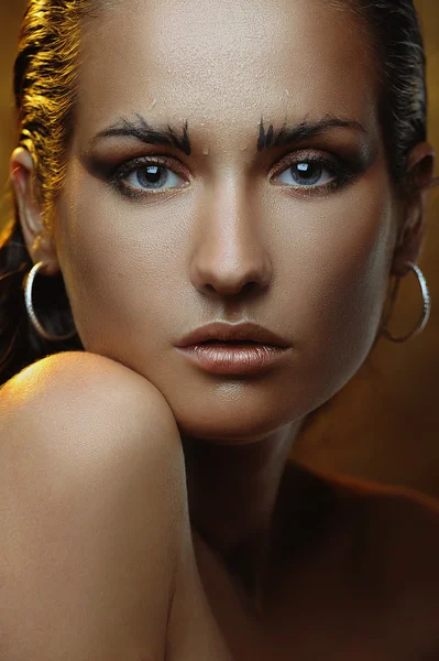 Jeune fille de mode avec la peau de bronze brillant et le maquillage d'or — Photo