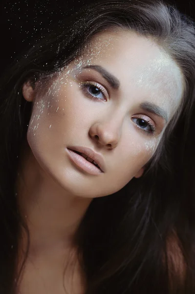 自然化粧パウダーで完璧な肌を持つ若い美しい女性 — ストック写真