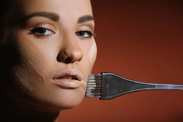 Beautiful woman with health fresh skin applying female makeup cream on face — Stock Photo, Image