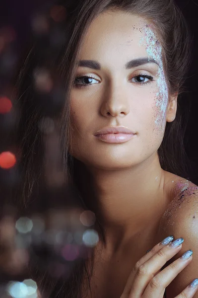 Hermosa mujer con maquillaje festivo en spray de color y luces boke — Foto de Stock