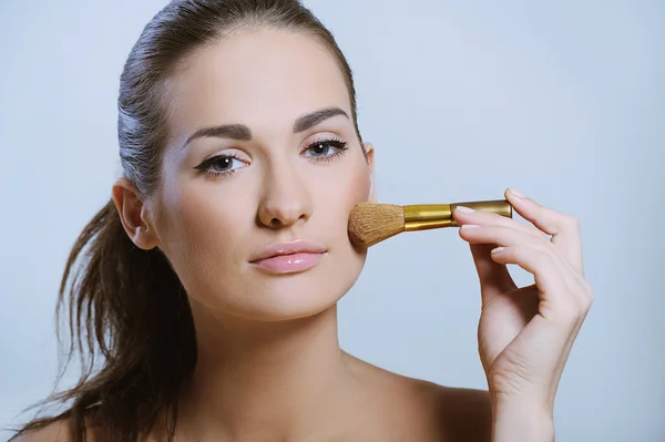 Belle jeune fille avec une peau parfaite appliquant des cosmétiques — Photo