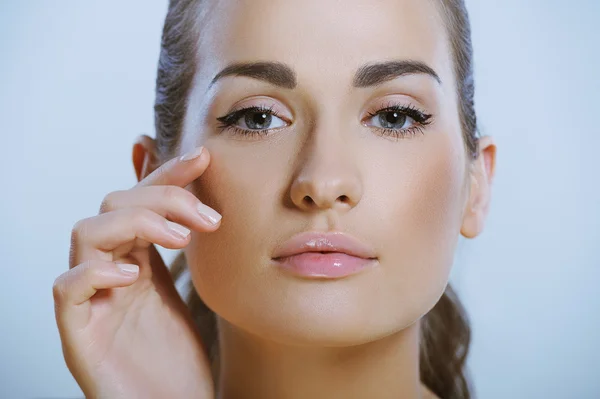 oldukça sağlıklı kız teni göz çevresi dokunur