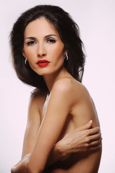 Mulher bonita com pele saudável cobrindo seu peito — Fotografia de Stock