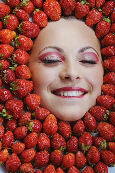 genç güzel kadın gözleri kapalı ve gülümseyerek