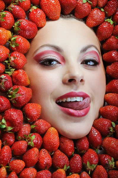 イチゴを楽しんでいると、カメラに探して白い歯を持つ若い美しい女性 — ストック写真