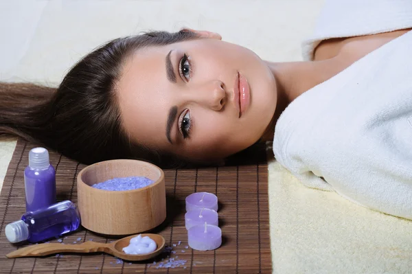 Jovem bela mulher descansando após procedimentos de spa — Fotografia de Stock