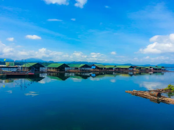 Casa flotante del río — Foto de Stock