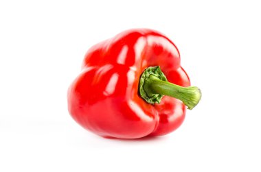 Beyaz arka planda izole edilmiş taze tatlı biber