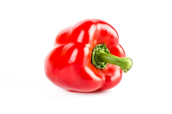 Beyaz arka planda izole edilmiş taze tatlı biber