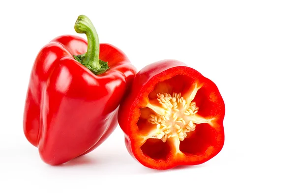 Beyaz arka planda izole edilmiş taze tatlı biber