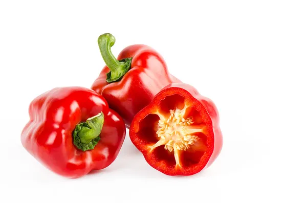 Beyaz arka planda izole edilmiş taze tatlı biber