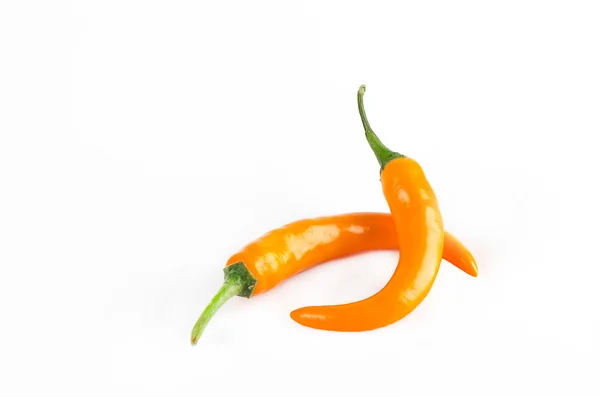 Kırmızı biber beyaz arkaplanda izole edildi