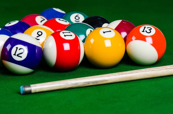 Yeşil masada bilardo topları
