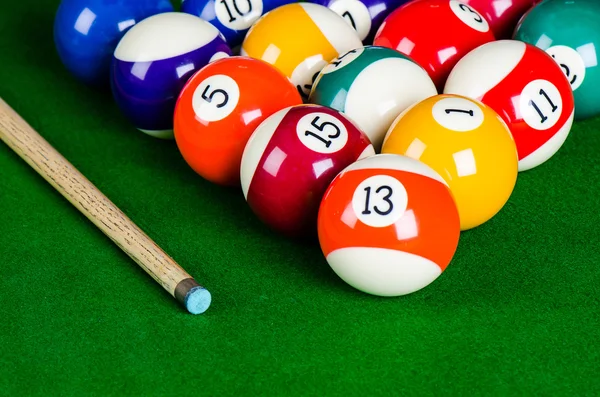 Yeşil masada bilardo topları