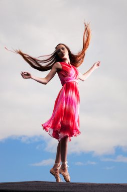 Çatıda dancing ballerina